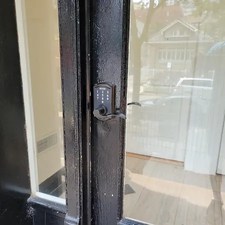 Club Salon Sleeps 10-20 Free Parking & Tv * Chicago
