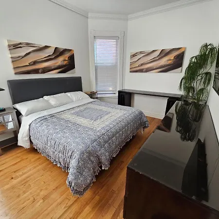 Club Salon Sleeps 10-20 Free Parking & Tv Apartment