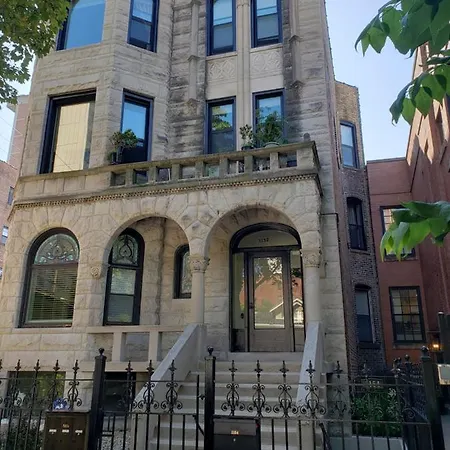 Club Salon Sleeps 10-20 Free Parking & Tv * Chicago