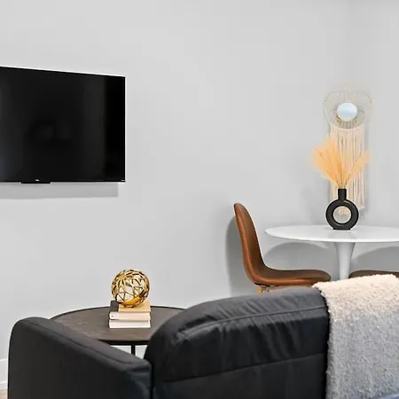 Stylish Studio Furnished Brompton 64-66 Rep - Moved Inventory *
