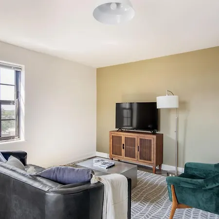 Uptown 1br W Gym W Boxing Ring Nr Red Line Chi-976 * Chicago