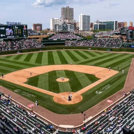 Apartment Live The Dream In Wrigleyville's 3br Gem *
