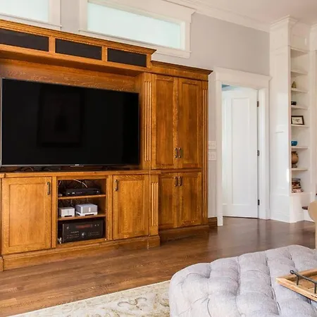 Featured In Socials Luxurious Airbnbs Villa Chicago