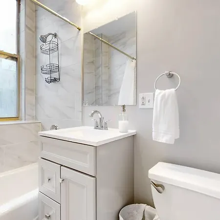 The Cozy Quarters - Sleeps 10 Chicago