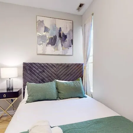 The Cozy Quarters - Sleeps 10 Apartment