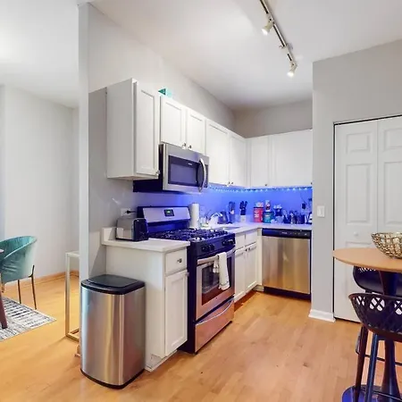 The Cozy Quarters - Sleeps 10 * Chicago