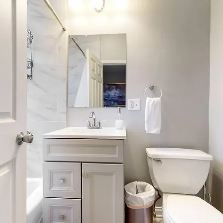 The Cozy Quarters - Sleeps 10 * Chicago