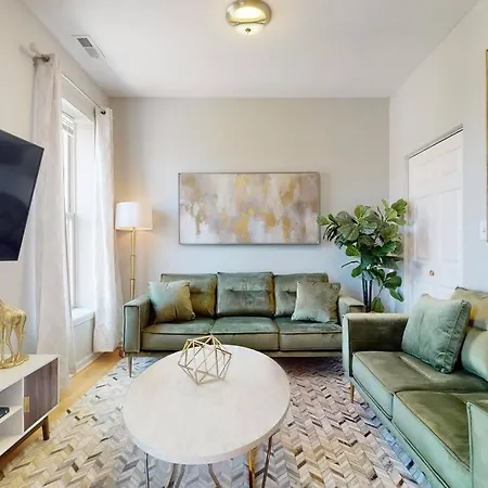 The Cozy Quarters - Sleeps 10 * Chicago