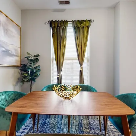The Cozy Quarters - Sleeps 10 * Chicago