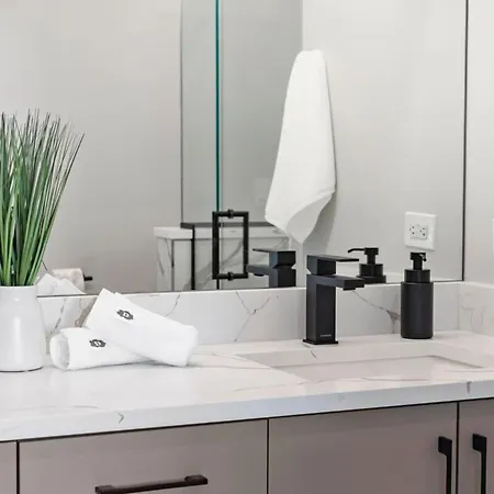 Glamorous 3br 2ba Apt W Stunning Finishes *