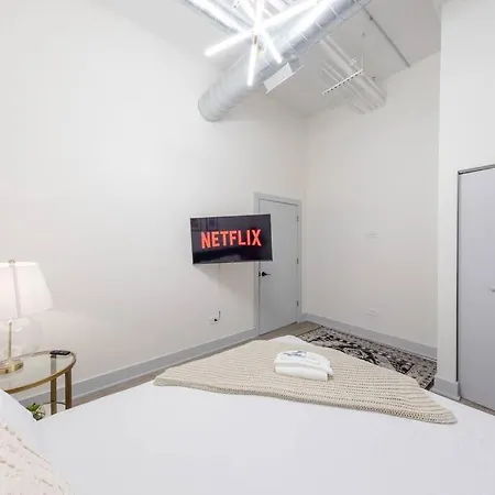 Group-friendly 5br Sleeps 12 With Billiards, Optional Parking And Gym Access Near Mccormick Place And Soldier Field *