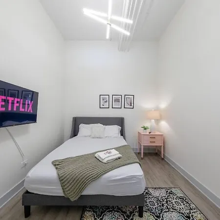 Group-friendly 5br Sleeps 12 With Billiards, Optional Parking And Gym Access Near Mccormick Place And Soldier Field *