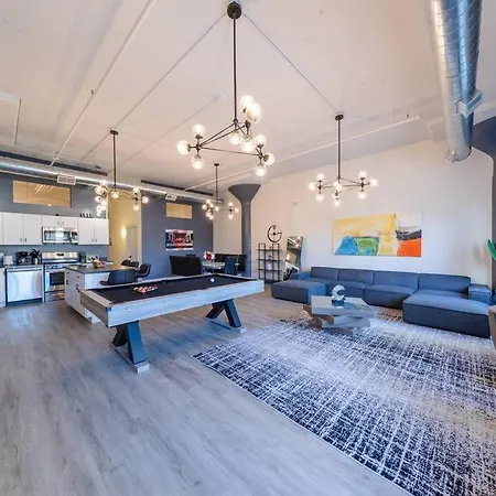 Group-friendly 5br Sleeps 12 With Billiards, Optional Parking And Gym Access Near Mccormick Place And Soldier Field Apartment