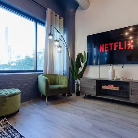 Group-friendly 5br Sleeps 12 With Billiards, Optional Parking And Gym Access Near Mccormick Place And Soldier Field Apartment Chicago