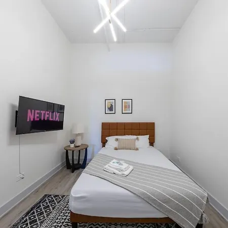 Group-friendly 5br Sleeps 12 With Billiards, Optional Parking And Gym Access Near Mccormick Place And Soldier Field Apartment