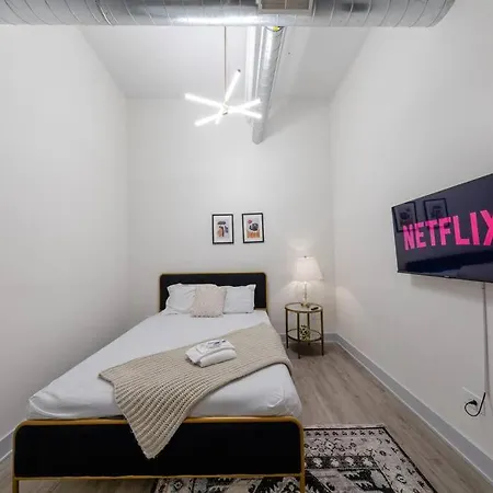 Group-friendly 5br Sleeps 12 With Billiards, Optional Parking And Gym Access Near Mccormick Place And Soldier Field *
