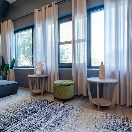 Group-friendly 5br Sleeps 12 With Billiards, Optional Parking And Gym Access Near Mccormick Place And Soldier Field Chicago