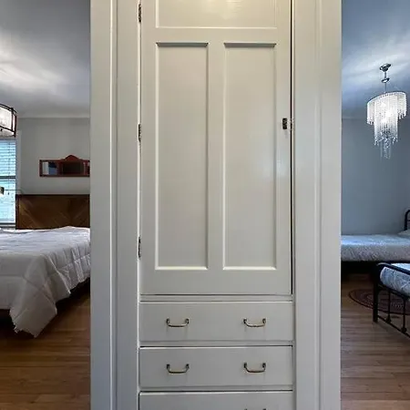Apartment In Andersonville On Balmoral