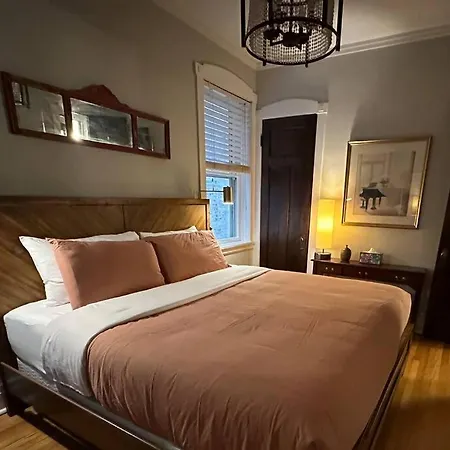 Apartment In Andersonville On Balmoral