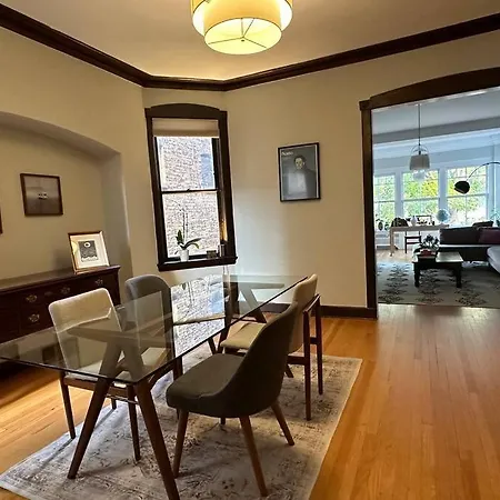 In Andersonville On Balmoral Apartment