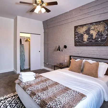Huge 4br With Pool Table Downtown Retreat Good For Groups Sleeps 10 Near Mccormick Place And Field Museum Apartment *