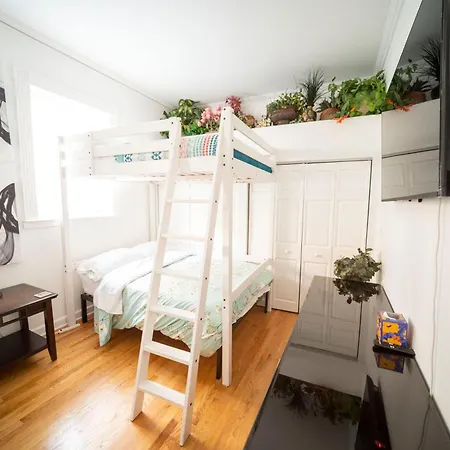 Club Salon Sleeps 10-20 Free Parking & Tv Apartment