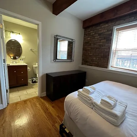 Trendy Wicker Park Loft With Parking *