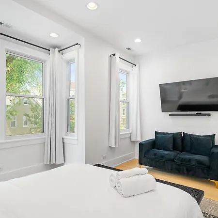 Luxe Sfh Bucktown Retreat With Garage Parking Chicago