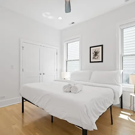 Luxe Sfh Bucktown Retreat With Garage Parking Chicago