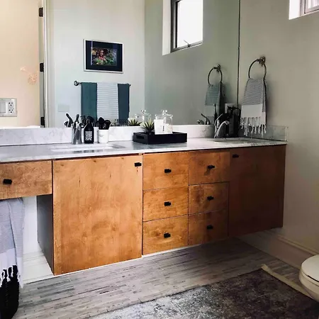 Huge Bright Modern 2br In Heart Of Bucktown Holiday home Chicago