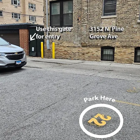 Club Salon Sleeps 10-20 Free Parking & Tv Chicago