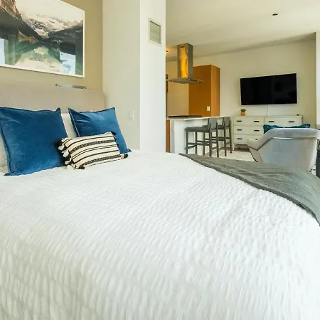 Landing Modern With Amazing Amenities Apartment
