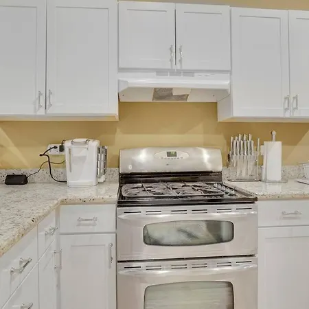 Boho Chic 3br Apt. With Private Rooftop! *