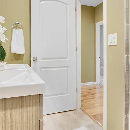 Boho Chic 3br Apt. With Private Rooftop! *