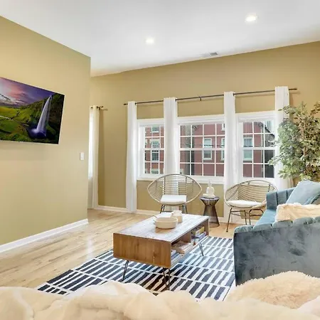 Boho Chic 3br Apt. With Private Rooftop!