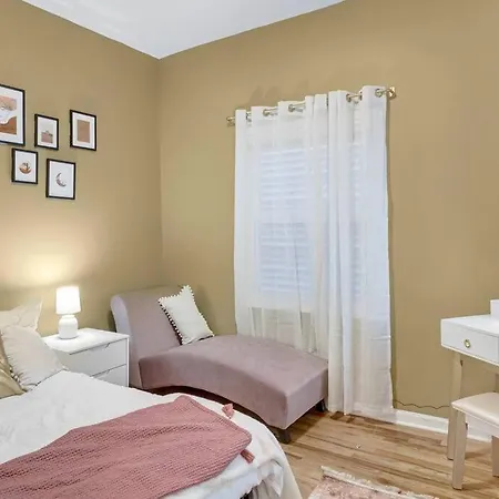 Boho Chic 3br Apt. With Private Rooftop!
