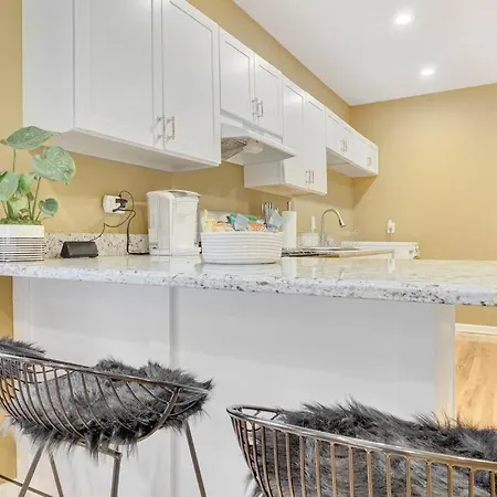 Boho Chic 3br Apt. With Private Rooftop! Apartment
