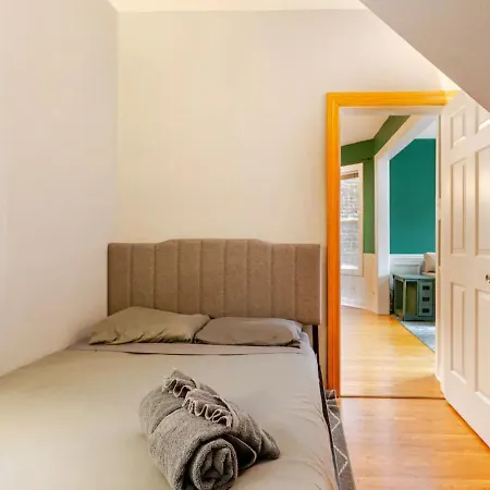 2 Bed W/ Office, Free Parking, Near Wrigley Apartment *