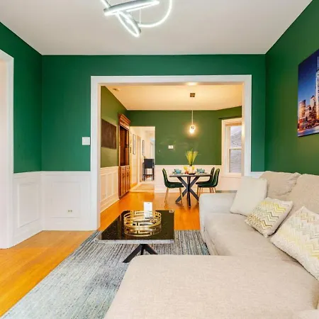 2 Bed W/ Office, Free Parking, Near Wrigley Chicago