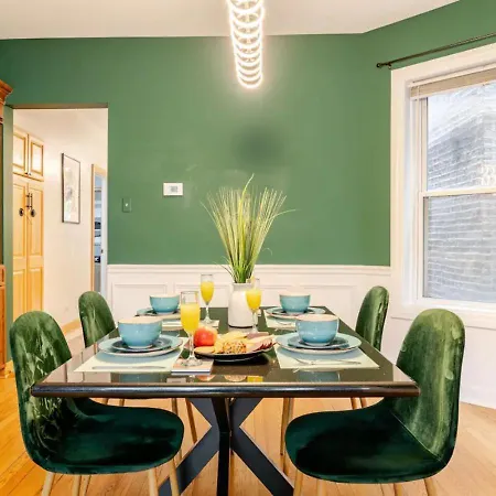 2 Bed W/ Office, Free Parking, Near Wrigley Apartment *