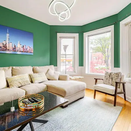 2 Bed W/ Office, Free Parking, Near Wrigley