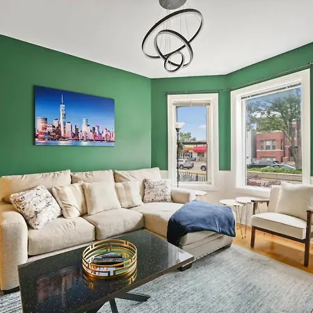 2 Bed W/ Office, Free Parking, Near Wrigley