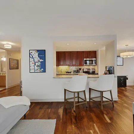 Apartment 2bd River North With Million Dollar Views! *