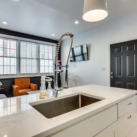 Great 1 Bedroom In West Town Apartment