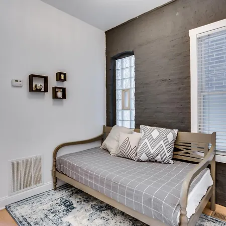 Great 1 Bedroom In West Town Apartment *