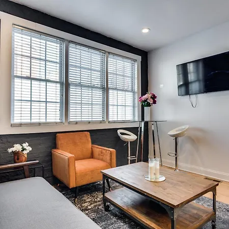 Great 1 Bedroom In West Town *