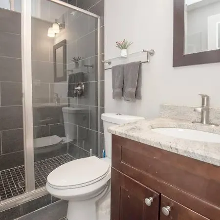 Apartment Deluxe Duplex In Roscoe-wrigley With Free Parking *