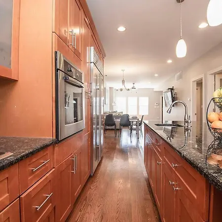 Apartment Deluxe Duplex In Roscoe-wrigley With Free Parking *
