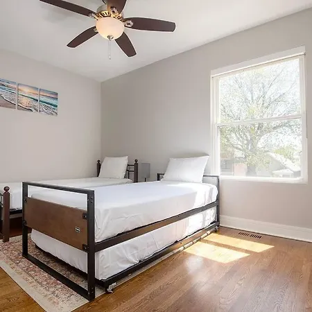 Apartment Deluxe Duplex In Roscoe-wrigley With Free Parking