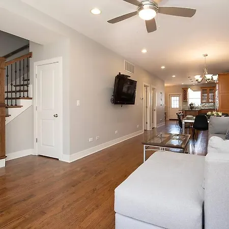 Deluxe Duplex In Roscoe-wrigley With Free Parking Chicago